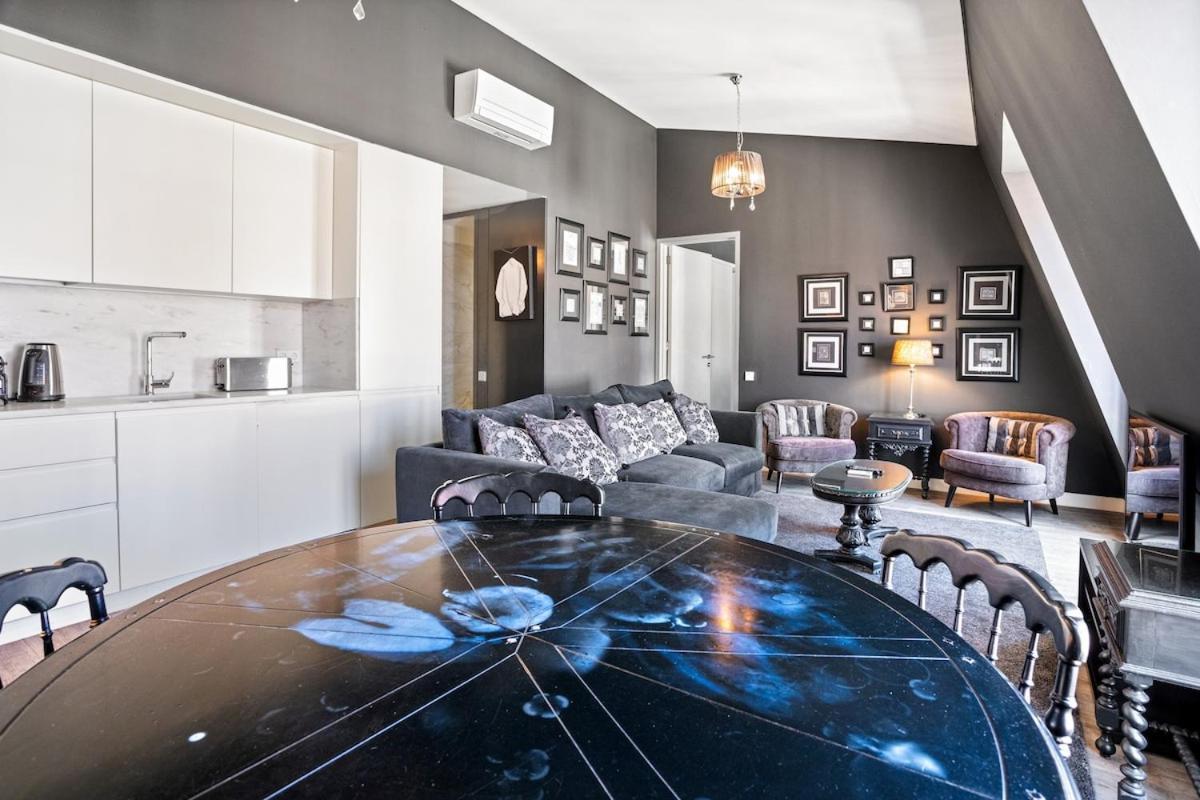 Vintage 1-bedroom Oasis Center Apartment